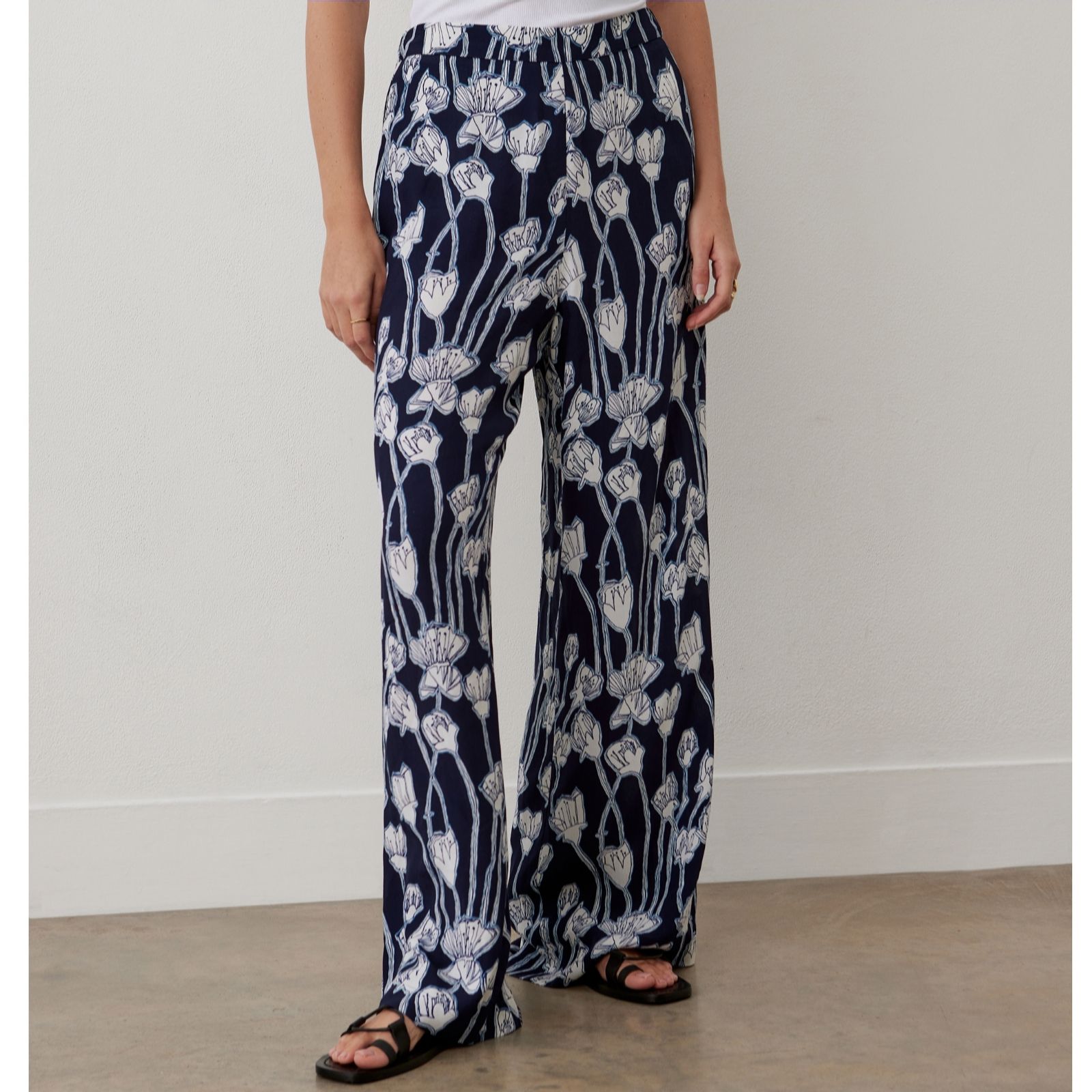 Finery Nat Viscose Crepe Printed Wide Leg Pull on Trouser