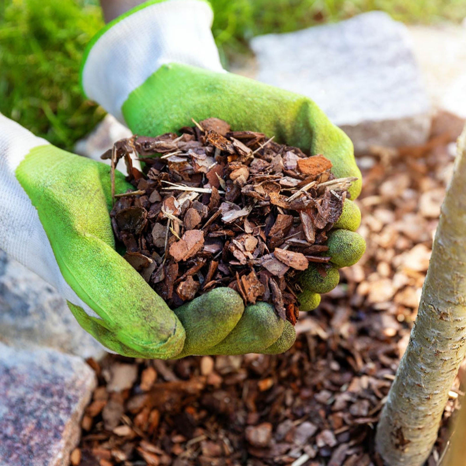 YouGarden Spruce Bark Mix Mulch 70L - FSC Certified - Weed Control - Pathway & Play Area Surface - Image 3